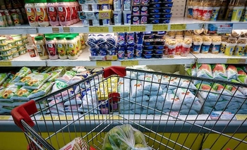 Imagen de la nota: El consumo de leche cayó un 12% y las familias optan cada vez más por segundas marcas