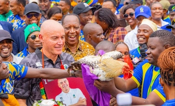 Imagen de la nota: Gamondi y los futbolistas tanzanos, recibidos como héroes