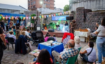 Imagen de la nota: Gran marco de público en el Mercado de Artistas y la Noche Fluo