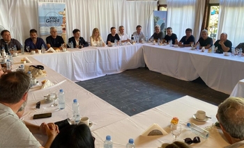 Imagen de la nota: Reelecciones indefinidas y PJ bonaerense: los ejes del encuentro de Kicillof con intendentes del MDF