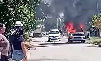 Imagen de la nota: Cañuelas: un muerto, dos detenidos y patrulleros incendiados en enfrentamientos con la policía