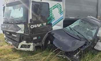 Imagen de la nota: Chivilcoy: madre e hijo murieron en un choque entre un auto y dos camiones en la Ruta 5