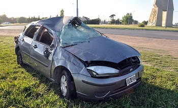 Imagen de la nota: Una mujer continúa muy grave tras vuelco en una rotonda