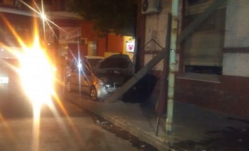 Imagen de la nota: Automóvil chocó con una moto y terminó derribando un poste de luz
