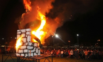 Imagen de la nota: Se fue la última: quema de Rey Momo y mucho público en el cierre de los Corsos Oficiales 2016