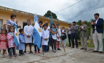 Imagen de la nota: Santa Luisa: El Intendente Galli inauguró el ciclo lectivo y entregó terrenos