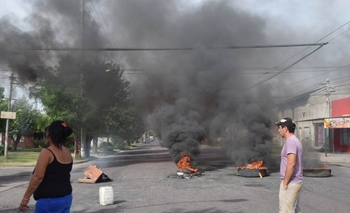 Vecinos de barrio Ituzaingó pidieron seguridad con corte de calle y quema de cubiertas Imagen de la nota: Vecinos de barrio Ituzaingó pidieron seguridad con corte de calle y quema de cubiertas