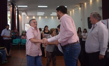 Galli y el ministro de Gobierno provincial entregaron cerca de 400 escrituras sociales Imagen de la nota: Galli y el ministro de Gobierno provincial entregaron cerca de 400 escrituras sociales