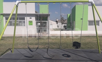 Imagen de la nota: A días de su finalización, rompen juegos en una plaza