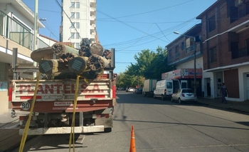Camión derribó cables en pleno Microcentro  Imagen de la nota: Camión derribó cables en pleno Microcentro