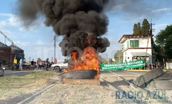 Imagen de la nota: Fanazul: trabajadores cortan la vía en Azul