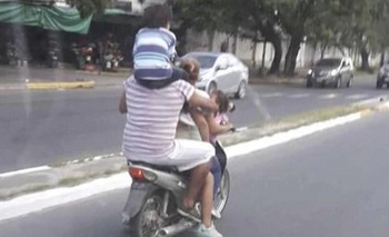 Imagen de la nota: Circulaba en moto con un menor en los hombros y causó indignación