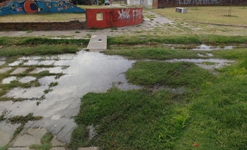 Imagen de la nota: Vecinos reclaman por una pérdida de agua en una plaza