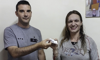 Mujer trans recibió su DNI con cambio de género Imagen de la nota: Mujer trans recibió su DNI con cambio de género
