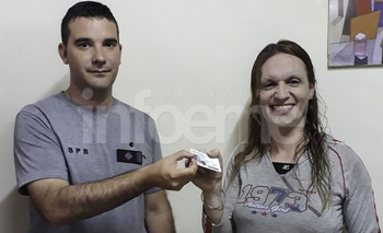 Imagen de la nota: Mujer trans recibió su DNI con cambio de género