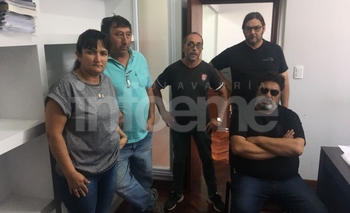 Imagen de la nota: Empleados municipales reclamaron por la ayuda escolar