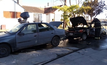 Se incendiaron dos autos en la vía pública Imagen de la nota: Se incendiaron dos autos en la vía pública