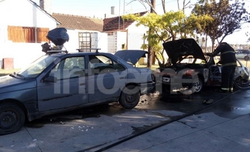 Imagen de la nota: Se incendiaron dos autos en la vía pública