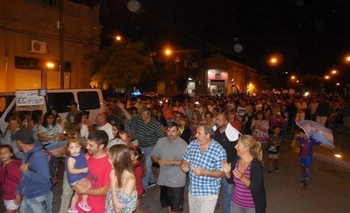 Imagen de la nota: Multitudinaria movilización por el cierre de una fábrica textil