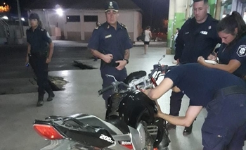 Infraccionan a motociclista por circular  Imagen de la nota: Infraccionan a motociclista por circular