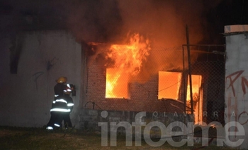 Imagen de la nota: Voraz incendio en vivienda del barrio Coronel Dorrego