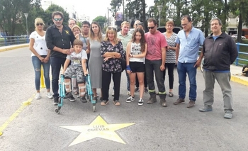Pintaron una estrella amarilla por el canillita Luis Cuevas Imagen de la nota: Pintaron una estrella amarilla por el canillita Luis Cuevas