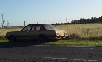 Imagen de la nota: Denuncian un auto abandonado de hace un mes