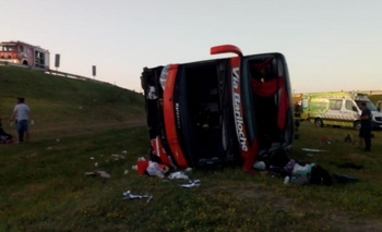 Volcó un micro en la ruta 2: dos muertos y una decena de heridos Imagen de la nota:  Volcó un micro en la ruta 2: dos muertos y una decena de heridos