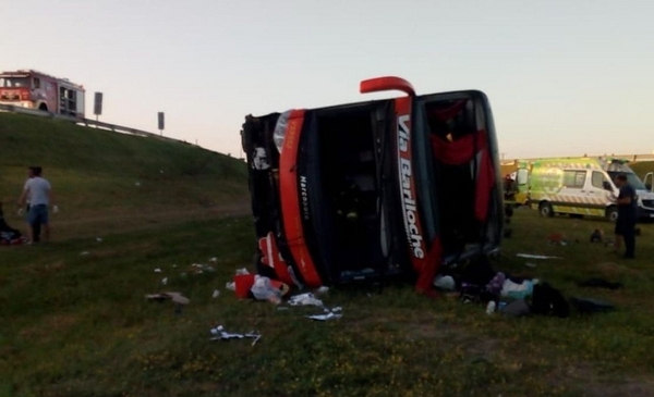 Volcó un micro en la ruta 2: dos muertos y una decena de heridos | Infoeme