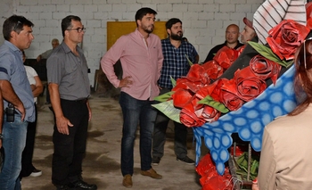 Galli visitó los talleres donde se realiza el Rey Momo Imagen de la nota: Galli visitó los talleres donde se realiza el Rey Momo