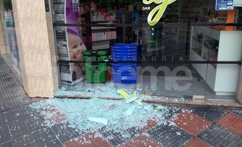 Destrozaron el vidrio de un comercio en el Microcentro  Imagen de la nota: Destrozaron el vidrio de un comercio en el Microcentro