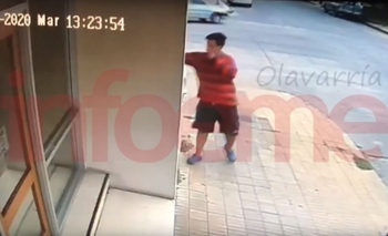 Insólito: rompió una vidriera y siguió como si nada pasara Imagen de la nota: Insólito: rompió una vidriera y siguió como si nada pasara