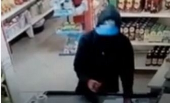 Video: el asalto a mano armada en el autoservicio Imagen de la nota: Video: el asalto a mano armada en el autoservicio