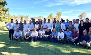 Imagen de la nota: El ministro de Desarrollo Agrario e intendentes junto a productores