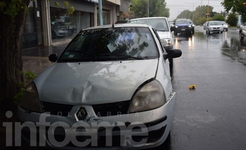 Dos automóviles chocaron en un semáforo Imagen de la nota: Dos automóviles chocaron en un semáforo