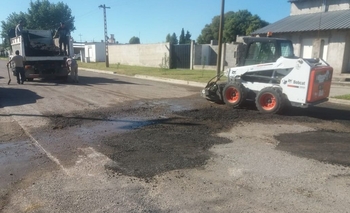 Realizan trabajos de bacheo en Loma Negra Imagen de la nota: Realizan trabajos de bacheo en Loma Negra