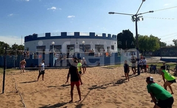 Imagen de la nota: La lluvia no permitió que termine el Torneo de beach de Maxivóley