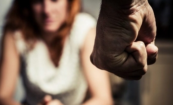 Le quitarán el arma a los policías que sean denunciados por violencia  Imagen de la nota: Le quitarán el arma a los policías que sean denunciados por violencia