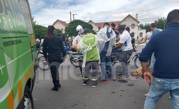 Imagen de la nota: Hospitalizaron a un motomandados tras violento choque