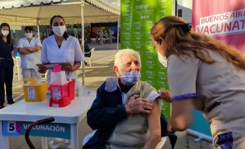 Imagen de la nota: Un argentino de 101 años se vacunó contra el coronavirus