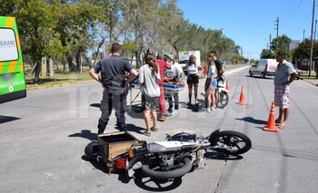 Imagen de la nota: Un motomandados herido tras chocar contra un auto
