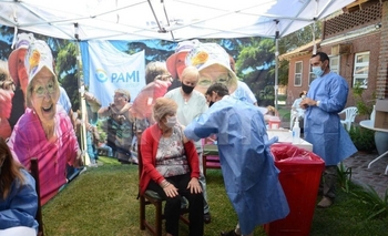 Imagen de la nota: PAMI continúa la vacunación en geriátricos