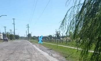 Imagen de la nota: Debido al mal estado de la calle los autos van por la bicisenda