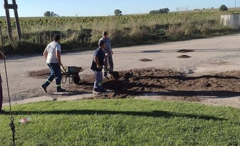 Imagen de la nota: Los vecinos de Colonia San Miguel tapan los baches