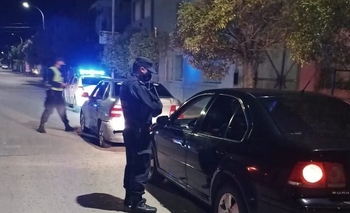 Imagen de la nota: Infracciones por cascos en el codo y celular al volante