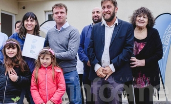 Imagen de la nota: Entregaron 6 nuevas casas en un emotivo acto