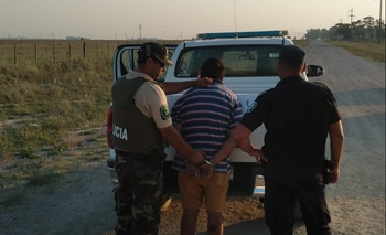 Imagen de la nota: Robó un auto, huyó de la policía y volcó 