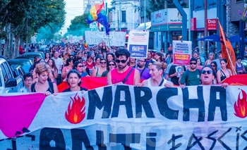 Imagen de la nota: Fotogalería: Multitudinaria Marcha Antifascista y Antirracista en Olavarría