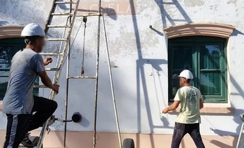 Imagen de la nota: Azul: presos y agentes penitenciarios reacondicionaron una escuela rural