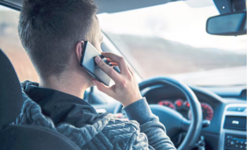 Imagen de la nota: Multas por usar el celular con el auto detenido